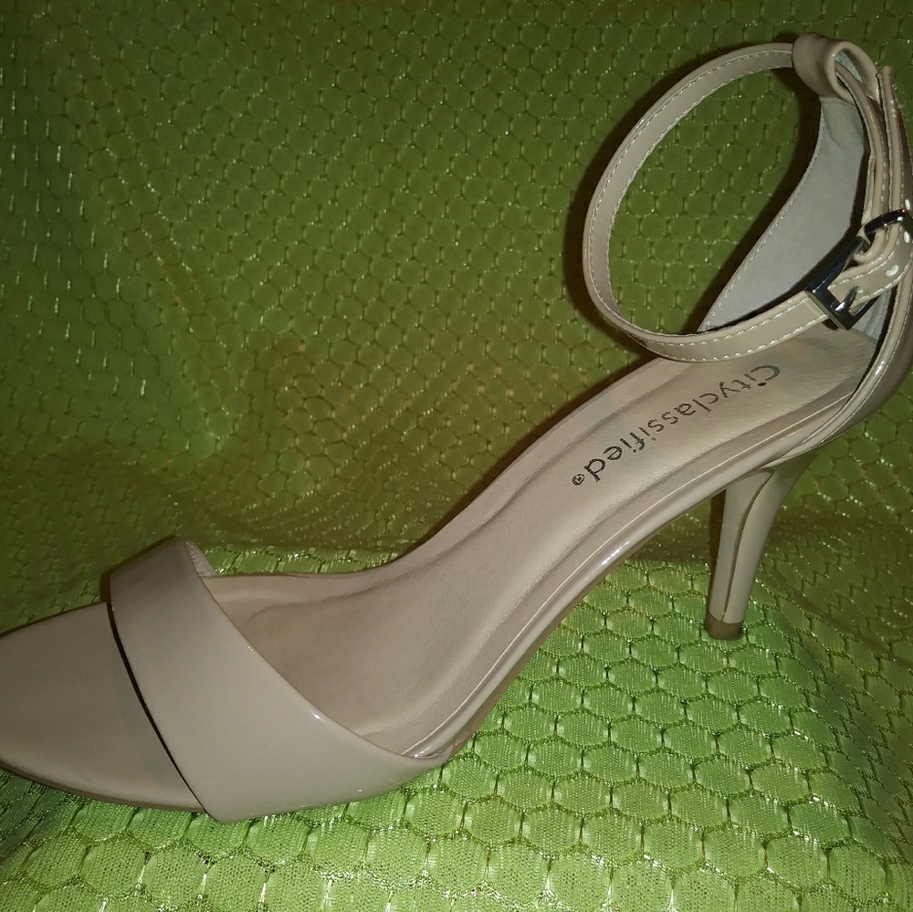 Shoes - Picture 3 of 4
